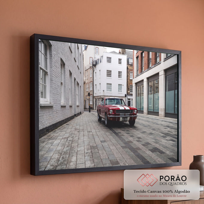 Quadro Decorativo Grande Mustang Clássico Vermelho para Sala | quadros decorativos para sala de estar | mustang vermelho clássico com faixas brancas em rua de pedras europeia | em ambiente 3 | Porao dos Quadros