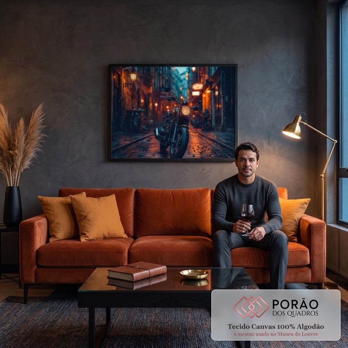 Quadro Decorativo Grande Motocicleta Preta para Sala Preto | quadros decorativos para sala de estar | motocicleta preta estacionada em beco europeu com luzes âmbar à noite | em ambiente 3 | Porao dos Quadros