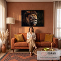 Leão de perfil com coroa de espinhos e marcas de sangue em fundo escuro, quadro decorativo