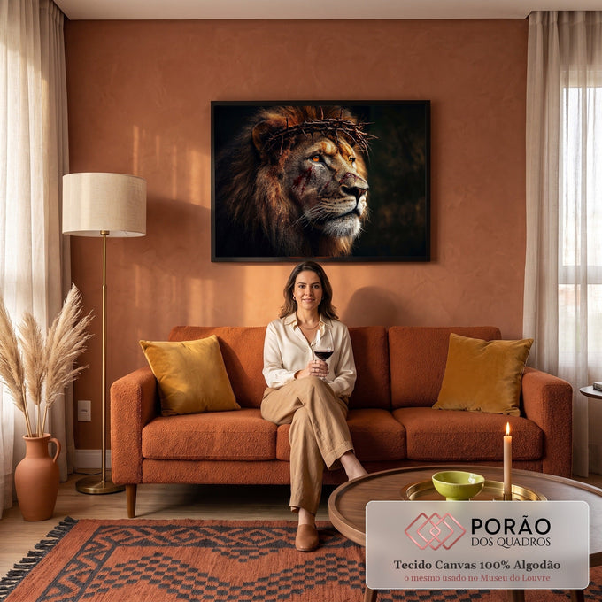 Leão de perfil com coroa de espinhos e marcas de sangue em fundo escuro, quadro decorativo