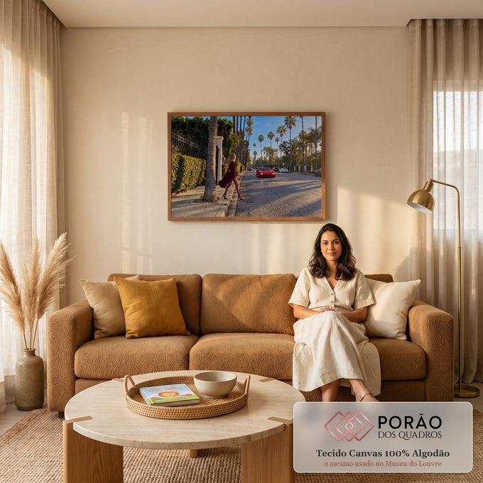 Quadro Decorativo Grande Mulher Vermelho para Sala | quadros decorativos para sala de estar | mulher de vestido bordô caminhando em avenida de palmeiras com carro vermelho ao fundo | em ambiente 3 | Porao dos Quadros