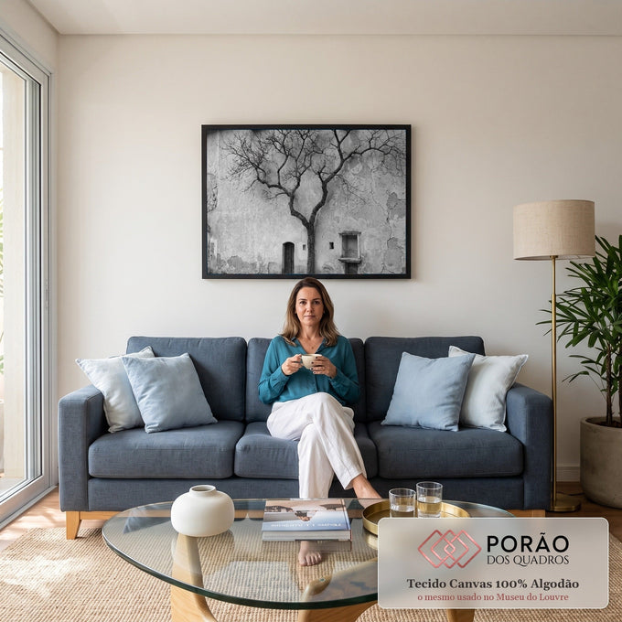 Árvore seca de galhos retorcidos diante de parede antiga descascada em preto e branco, quadro decorativo