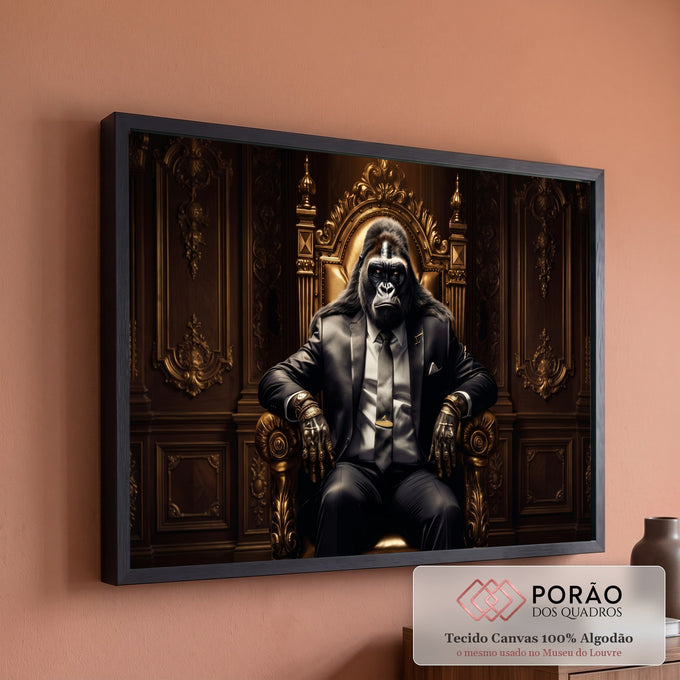 Gorila de terno e gravata com anéis dourados sentado em trono barroco em salão de madeira, quadro decorativo