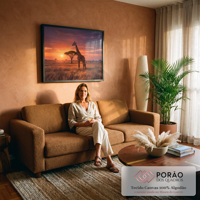 Girafa ao lado de acácia na savana africana, com sol se pondo e céu laranja e roxo, quadro decorativo