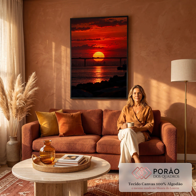 Quadro Decorativo Grande Pôr do Sol Ponte para Sala Vermelho | quadros decorativos para sala de estar | pôr do sol vermelho e dourado atrás de ponte com reflexo no mar e pássaros voando | em ambiente 3 | Porao dos Quadros