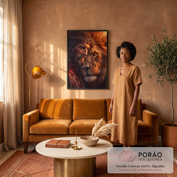 Quadro Decorativo Grande Jesus Dourado para Sala | quadros decorativos para sala de estar | rosto de homem ferido com coroa de espinhos encostado em leão dourado | em ambiente 3 | Porao dos Quadros