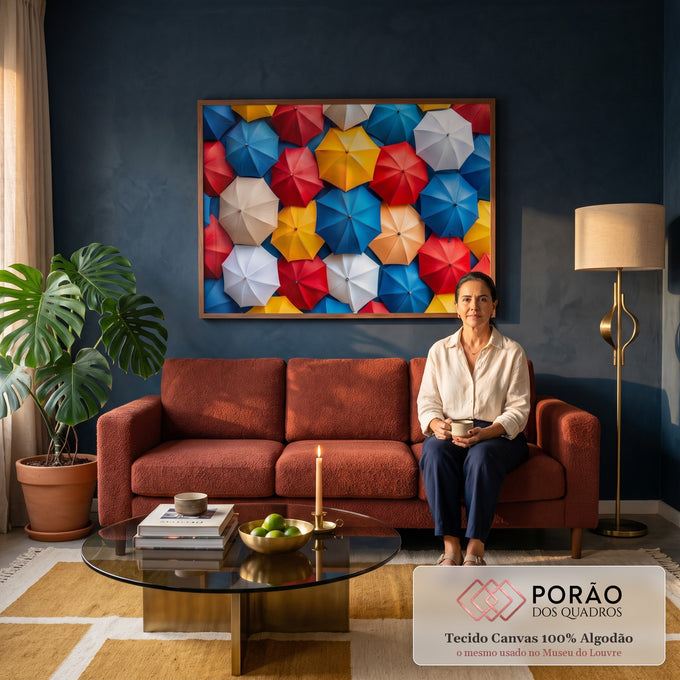 Quadro Decorativo Grande Guarda-Chuvas Coloridos para Sala | quadros decorativos para sala de estar | guarda-chuvas coloridos abertos vistos de baixo formando mosaico geométrico | em ambiente 3 | Porao dos Quadros