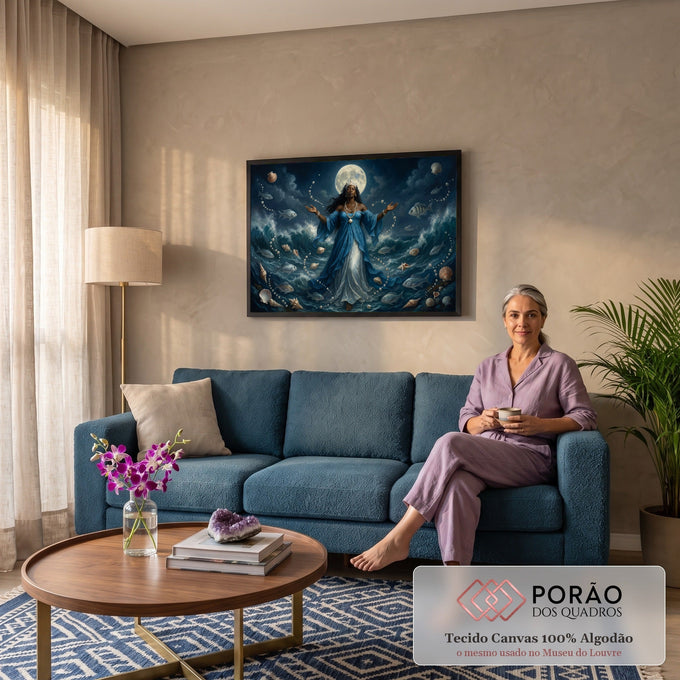 Quadro Decorativo Grande Deusa do Mar com Lua para Sala Azul | quadros decorativos para sala de estar | mulher de vestido azul cercada de pérolas e peixes diante de lua cheia sobre o mar | em ambiente 3 | Porao dos Quadros