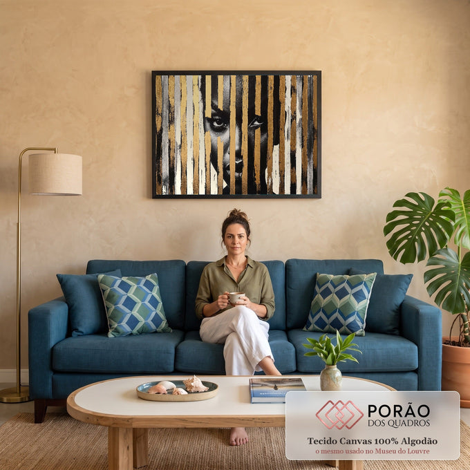 Quadro Decorativo Grande Rosto Listras Douradas para Sala | quadros decorativos para sala de estar | rosto feminino em preto e branco coberto por faixas douradas e cinza verticais | em ambiente 3 | Porao dos Quadros
