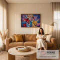 Nossa Senhora de manto azul abraçada por anjinhos de asas coloridas em pintura a óleo, quadro decorativo