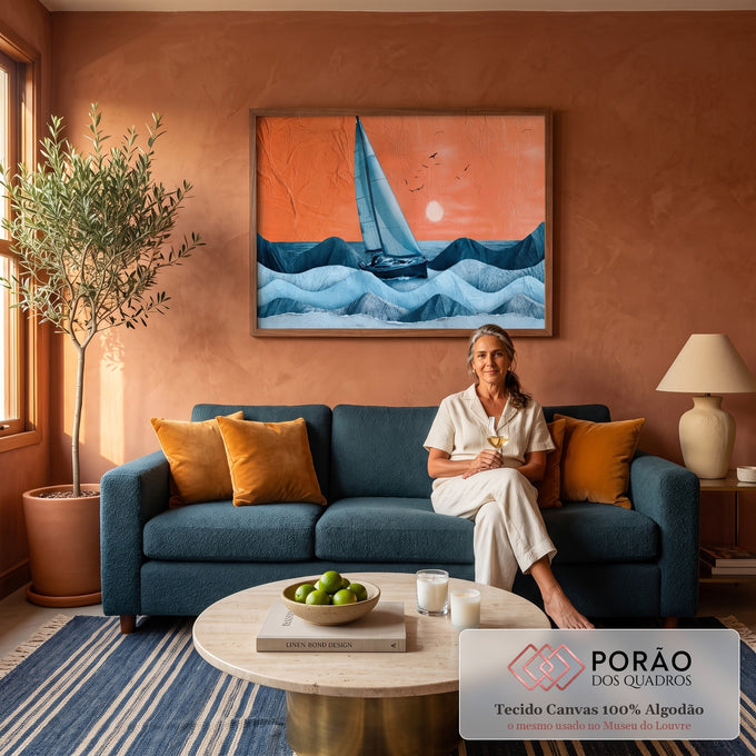 Quadro Decorativo Grande Veleiro no Mar para Sala Azul | quadros decorativos para sala de estar | veleiro navegando em ondas azuis estilizadas sob céu laranja com sol e pássaros | em ambiente 3 | Porao dos Quadros