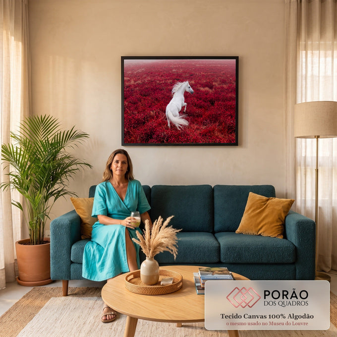 Cavalo branco empinando com a crina ao vento em um campo de vegetação vermelha, quadro decorativo