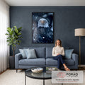 Águia-de-cabeça-branca olhando de frente sob neve caindo em fundo azul escuro, quadro decorativo