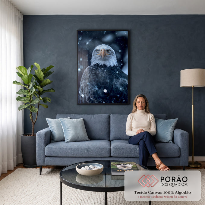 Águia-de-cabeça-branca olhando de frente sob neve caindo em fundo azul escuro, quadro decorativo