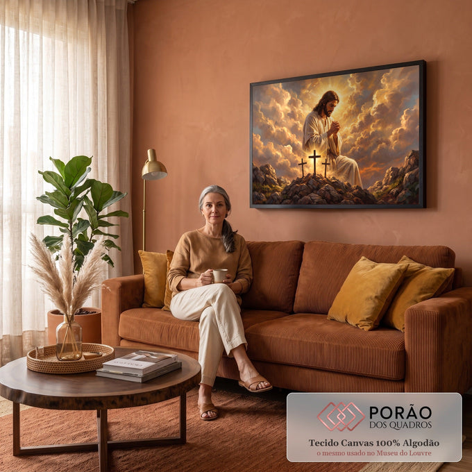 Jesus orando entre nuvens douradas e três cruzes iluminadas no monte, quadro decorativo