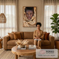 Quadro Decorativo Retrato Feminino com Colar de Conchas | quadros decorativos para sala de estar | retrato de mulher negra envolta em ráfia bege com colar de conchas búzio | em ambiente 3 | Porao dos Quadros