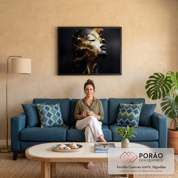 Quadro Decorativo Grande Rosto Dourado para Sala | quadros decorativos para sala de estar | rosto feminino de perfil em preto coberto por respingos de tinta dourada | em ambiente 3 | Porao dos Quadros