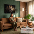 Leão feroz rugindo de frente com juba volumosa marrom e dourada sobre fundo escuro, quadro decorativo