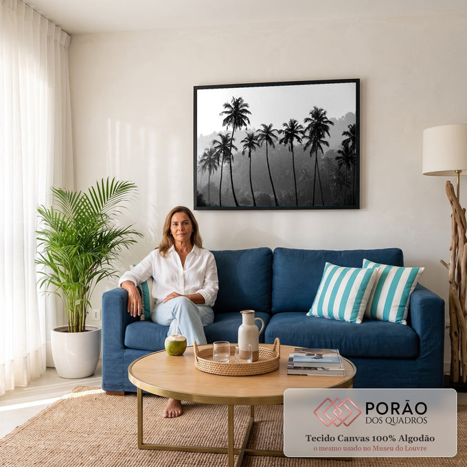 Quadro Decorativo Grande Coqueiros em Silhueta para Sala | quadros decorativos para sala de estar | coqueiros em silhueta preto e branco com floresta coberta de neblina ao fundo | em ambiente 3 | Porao dos Quadros