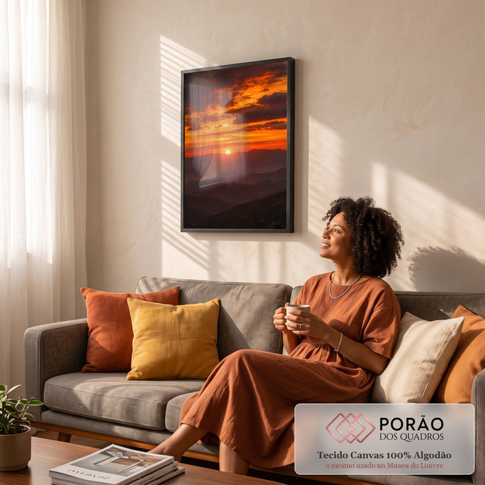 Quadro Decorativo Pôr do Sol Laranja entre Montanhas | quadros decorativos para sala de estar | pôr do sol laranja e vermelho entre silhuetas de montanhas ao entardecer | em Quadros para Escritorio | Porao dos Quadros