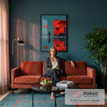 Homem de chapéu com maleta vermelha, casa e sol vermelhos refletidos na água azul, quadro decorativo