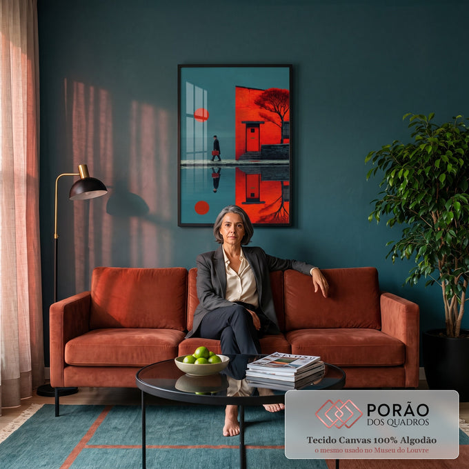 Homem de chapéu com maleta vermelha, casa e sol vermelhos refletidos na água azul, quadro decorativo