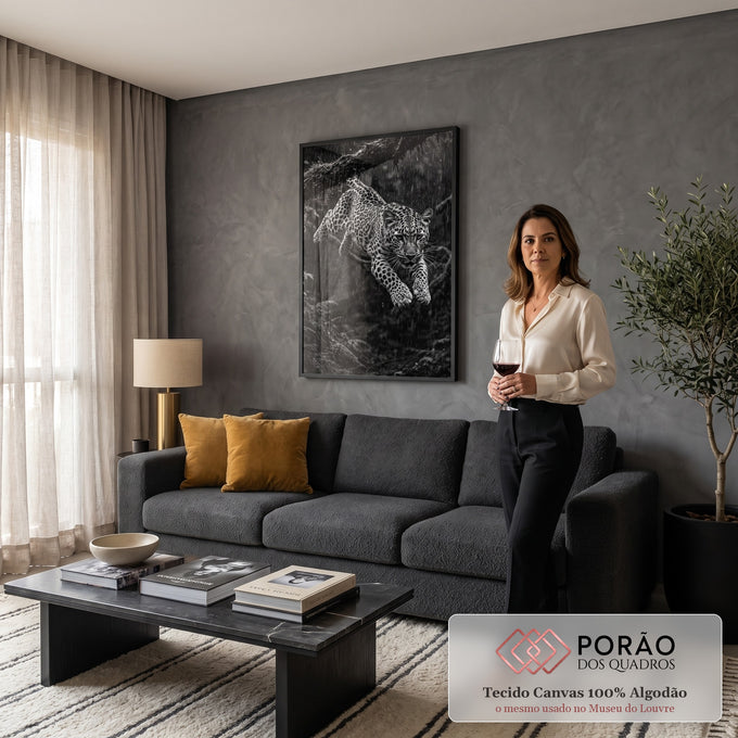 Quadro Decorativo Grande Leopardo Saltando Preto para Sala | quadros decorativos para sala de estar | leopardo em pleno salto na chuva, foto em preto e branco com alta definição | em ambiente 3 | Porao dos Quadros