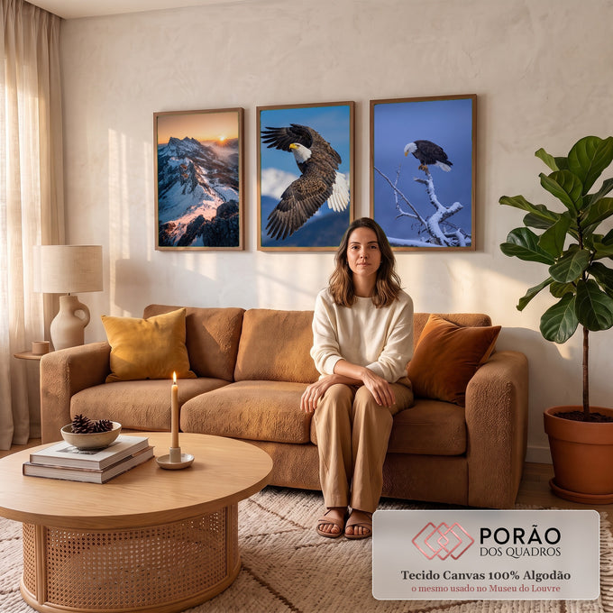Quadro Decorativo Kit 3 Telas Águia e Montanhas para Sala | quadros decorativos para sala de estar | águia voando e pousada em galho nevado, com montanha ao pôr do sol | em ambiente 3 | Porao dos Quadros