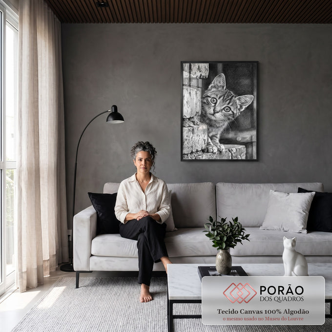Filhote de gato listrado espiando entre degraus de pedra em grafite preto e branco, quadro decorativo