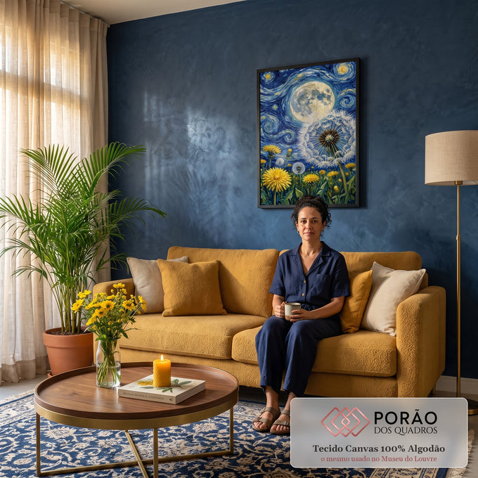 Quadro Decorativo Grande Dente de Leão Lua Cheia para Sala | quadros decorativos para sala de estar | dente-de-leão florido sob céu estrelado em espirais azuis e lua cheia | em ambiente 3 | Porao dos Quadros