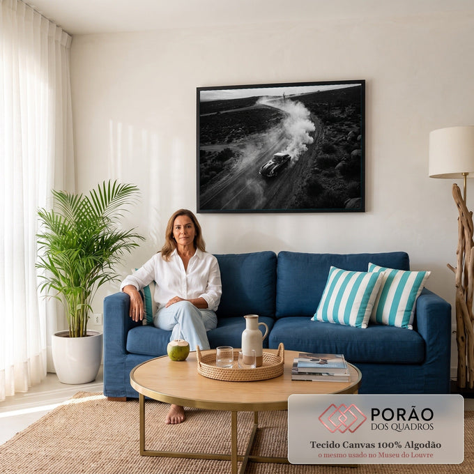 Quadro Decorativo Grande Carro Clássico Deserto para Sala | quadros decorativos para sala de estar | carro clássico preto levantando poeira em estrada deserta vista de cima | em ambiente 3 | Porao dos Quadros