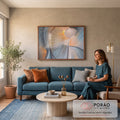 Quadro Decorativo Grande Espiral Abstrata para Sala Azul | quadros decorativos para sala de estar | espiral abstrata com linhas finas e luz dourada central em tons de azul e cinza | em ambiente 3 | Porao dos Quadros