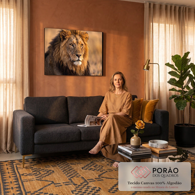 Quadro Decorativo Grande Leão com Juba Olhos Âmbar para Sala | quadros decorativos para sala de estar | leão de juba dourada olhando fixamente, retrato em close-up com fundo desfocado | em ambiente 3 | Porao dos Quadros
