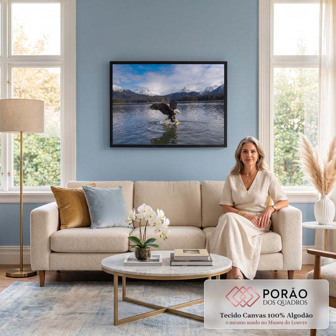 Águia-de-cabeça-branca caçando peixe em lago azul com montanhas nevadas ao fundo, quadro decorativo