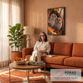 Duas corujas filhotes aconchegadas no oco de um tronco com musgo e folhas de outono, quadro decorativo