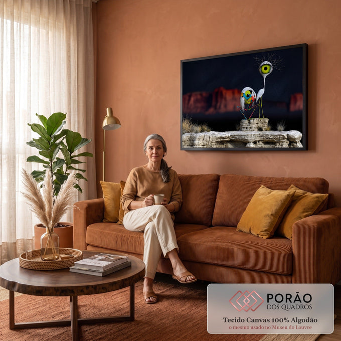 Pássaro com cabeça de olho verde gigante e criatura colorida sobre rocha no cânion, quadro decorativo