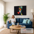 Mulher pop art com turbante colorido, lábios rosa e coração vermelho em fundo preto, quadro decorativo