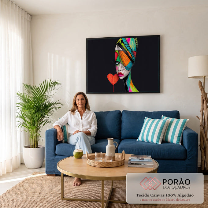 Mulher pop art com turbante colorido, lábios rosa e coração vermelho em fundo preto, quadro decorativo