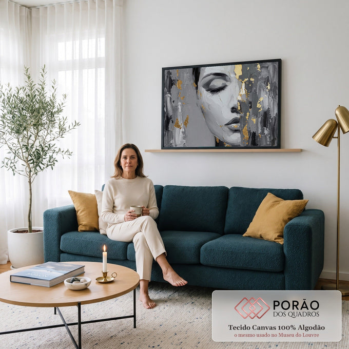 Rosto de mulher de olhos fechados em pinceladas cinza texturizadas com folha de ouro, quadro decorativo