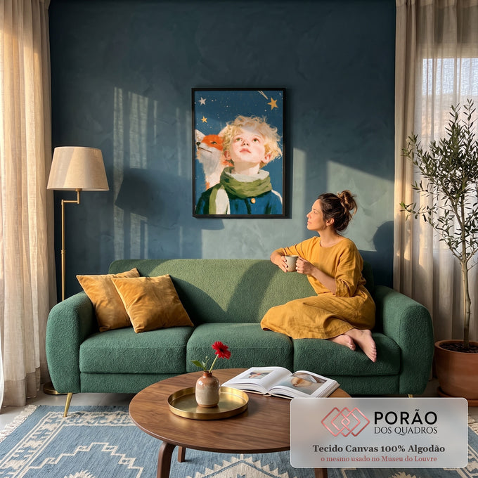 Quadro Decorativo Pequeno Príncipe com a Raposa | quadros decorativos para sala de estar | menino loiro com raposa laranja olhando para céu estrelado com rosa vermelha | em ambiente 3 | Porao dos Quadros