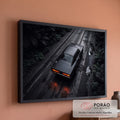 Muscle car preto visto de cima em estrada molhada entre folhagens, lanternas acesas, quadro decorativo
