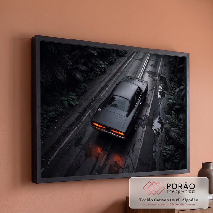 Muscle car preto visto de cima em estrada molhada entre folhagens, lanternas acesas, quadro decorativo