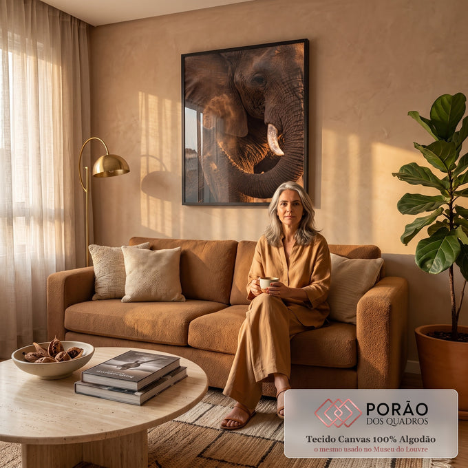 Quadro Decorativo Grande Elefante Jogando para Sala Marrom | quadros decorativos para sala de estar | close de elefante com poeira subindo pela orelha e luz dourada de fim de tarde | em ambiente 3 | Porao dos Quadros