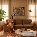 Quadro Decorativo Grande Leão em Close para Sala Marrom | quadros decorativos para sala de estar | close do rosto de leão com olhos âmbar e juba dourada detalhada | em ambiente 3 | Porao dos Quadros