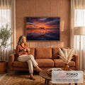 Flamingo rosa caminhando em lago calmo com reflexo na água sob céu laranja de pôr do sol, quadro decorativo