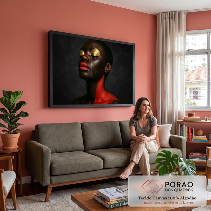 Retrato de mulher negra com glitter dourado nos olhos, lágrimas azuis e lábios vermelhos, quadro decorativo