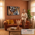 Quadro Decorativo Grande Olho de Tigre Laranja para Sala | quadros decorativos para sala de estar | close extremo do olho âmbar de um tigre com listras pretas e laranja | em ambiente 3 | Porao dos Quadros