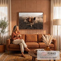 Quadro Decorativo Grande Cavalos Selvagens Manada para Sala | quadros decorativos para sala de estar | manada de cavalos correndo em terreno escuro com poeira e montanhas ao fundo | em ambiente 3 | Porao dos Quadros