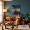 Quadro Decorativo Grande Árvore Solitária Paisagem para Sala | quadros decorativos para sala de estar | árvore solitária silhueta em campo ao entardecer com lua crescente no céu | em ambiente 3 | Porao dos Quadros