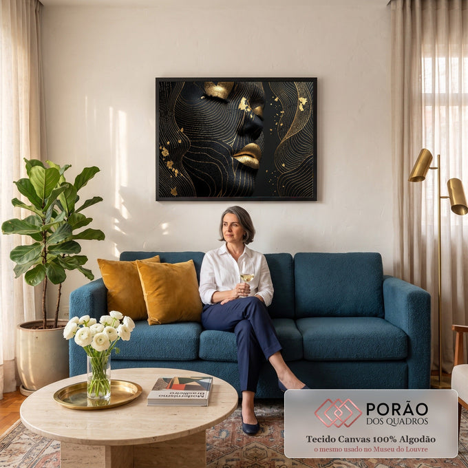 Rosto feminino preto de olhos fechados com linhas e folha de ouro e lábios dourados, quadro decorativo